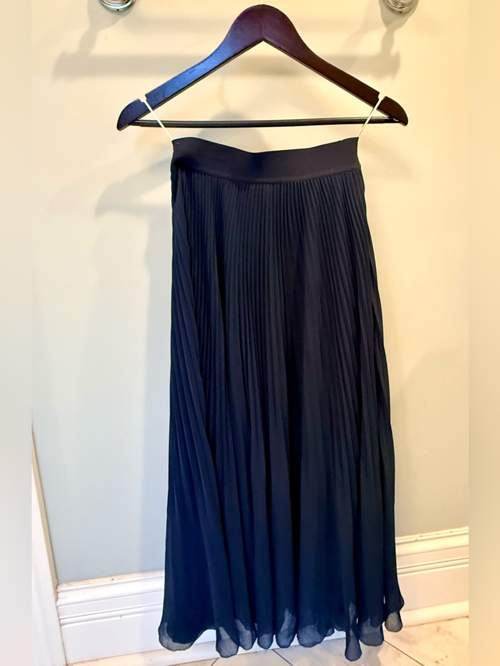 Aritzia Wilfred Celesse Pleated Midi Skirt Navy Size Small